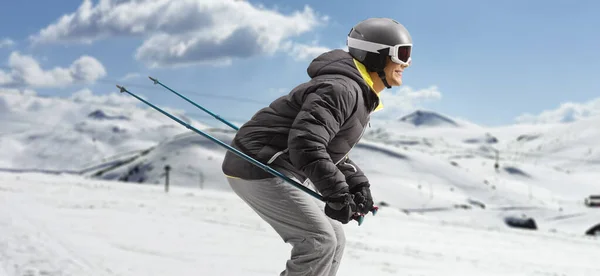 Profiel Van Een Man Skiën Een Besneeuwde Berg — Stockfoto