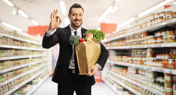 Affärsman Snabbköpsgester Tecken Och Hålla Papperspåse — Stockfoto