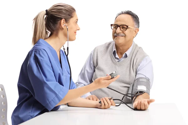 白い背景に孤立した老人に若い女性の尿検査血圧 — ストック写真