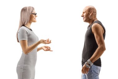 Sarışın genç bir kadın beyaz arka planda izole edilmiş kel bir erkek hippiyle konuşuyor.