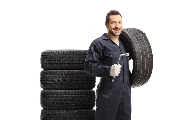 Usmívající Automechanik Muž Drží Pneumatiku Klíč Izolované Bílém Pozadí — Stock fotografie