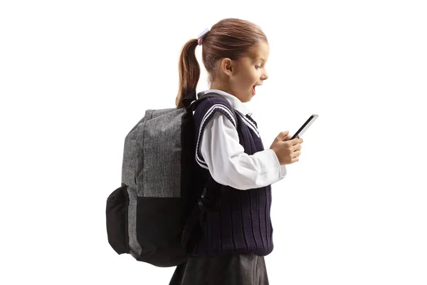 Überraschtes Kind Mit Rucksack Blickt Auf Ein Handy Auf Weißem — Stockfoto