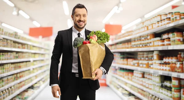 Empresario Con Una Bolsa Comestibles Posando Dentro Supermercado — Foto de Stock