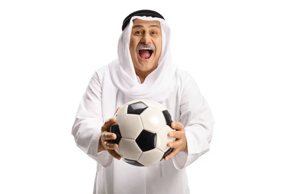 Opgewonden Volwassen Moslim Man Witte Dishdasha Houden Voetbal Geïsoleerd Witte — Stockfoto