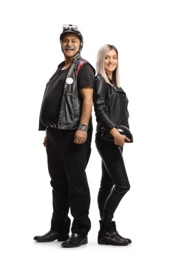 Yetişkin bir motorcuyla deri elbiseli genç bir kadının beyaz arka planda izole bir şekilde sırt sırta poz verişi.