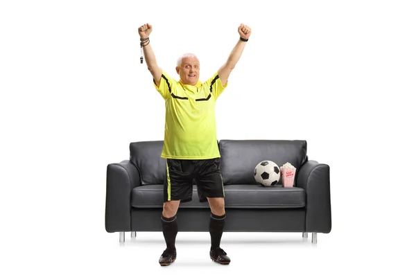Fußball Schiedsrichter Steht Vor Einer Couch Und Jubelt Mit Erhobenen — Stockfoto