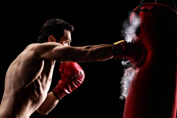 Starker Muskulöser Mann Der Einen Sack Mit Boxhandschuhen Auf Schwarzem — Stockfoto