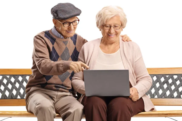 Älteres Paar Mit Laptop Auf Einer Bank Auf Weißem Hintergrund — Stockfoto