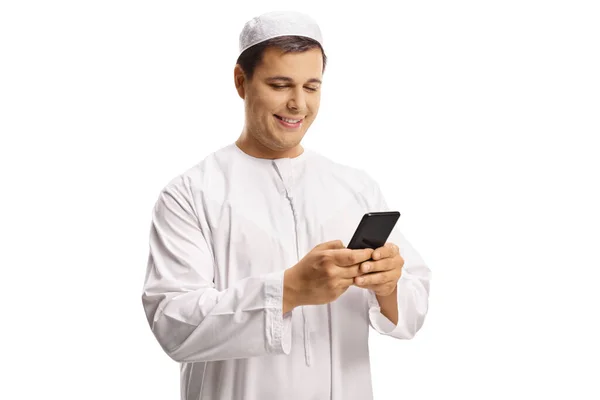 Fiatal Muszlim Férfi Gépelés Egy Mobiltelefon Elszigetelt Fehér Háttér — Stock Fotó