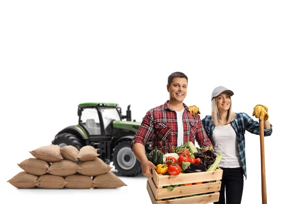 Mladí Zemědělci Feny Traktorem Bednou Zeleninou Izolovanou Bílém Pozadí — Stock fotografie
