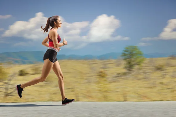 Athlète Féminine Faisant Jogging Plein Air Sur Une Route Ouverte — Photo