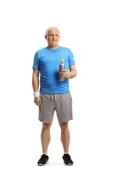 白い背景に隔離されたプラスチックボトルを保持しているスポーツウェアの成熟した男の完全な長さの肖像画 — ストック写真