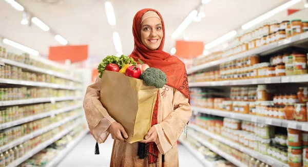 Jonge Moslimvrouw Traditionele Kleding Met Een Boodschappenmandje Een Supermarkt — Stockfoto