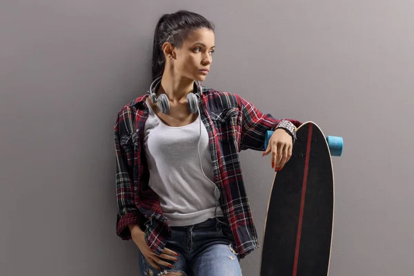 Trendy Junge Frau Mit Einem Longboard Lehnt Einer Grauen Wand — Stockfoto
