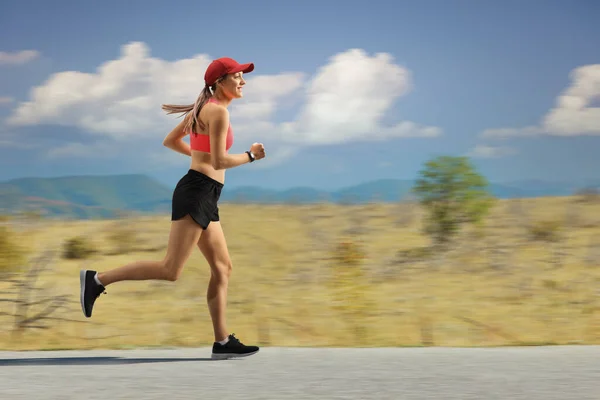 Mujer Corriendo Las Afueras Camino Asfalto —  Fotos de Stock