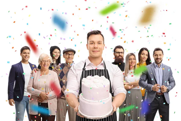 Chef Masculino Com Bolo Pessoas Reuniram Atrás Com Confete Isolado — Fotografia de Stock