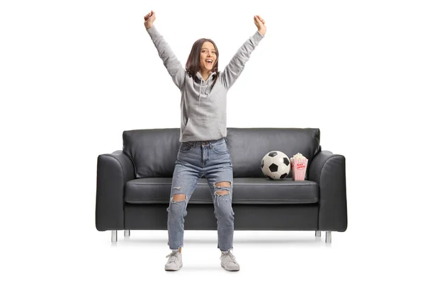 Ventilador Fútbol Femenino Joven Animando Delante Sofá Cuero Negro Aislado — Foto de Stock