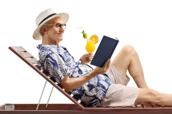 Пожилой Человек Кровати Читает Книгу Держит Коктейль Белом Фоне — стоковое фото