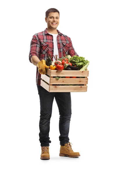 Junger Mann Trägt Eine Kiste Mit Gemüse Isoliert Auf Weißem — Stockfoto