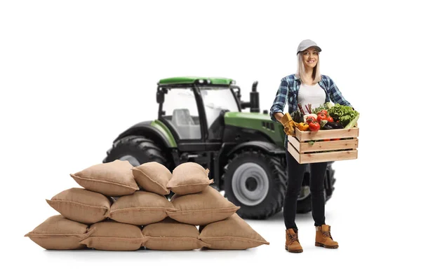Жінка Фермер Носить Ящик Овочами Позує Перед Трактором Купу Мішків — стокове фото