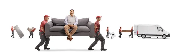 Umzugsunternehmen Die Eine Couch Mit Einem Sitzenden Reifen Mann Tragen — Stockfoto