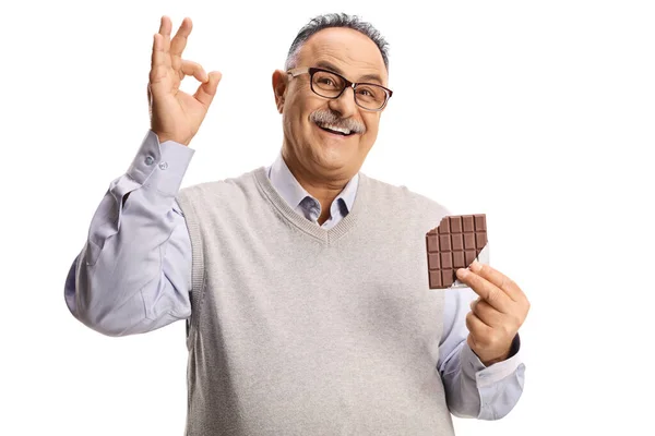 Opgewonden Volwassen Man Met Een Chocoladereep Gebaren Een Goed Teken — Stockfoto