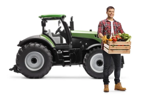 Fermier Avec Une Caisse Pleine Légumes Debout Devant Tracteur Isolé — Photo