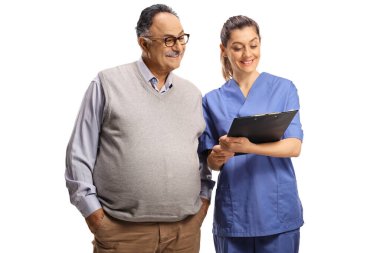 Genç bir kadın doktor, beyaz arka planda izole edilmiş olgun bir adama bir belge gösteriyor.