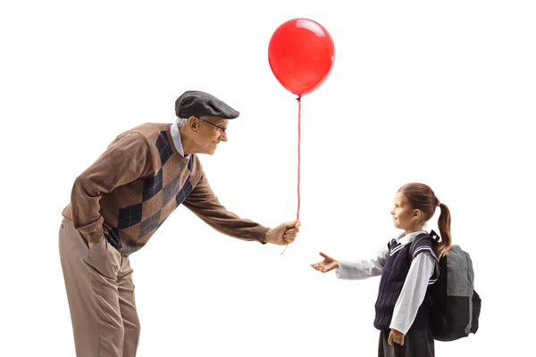 Avô Dando Balão Vermelho Para Uma Estudante Isolada Fundo Branco — Fotografia de Stock