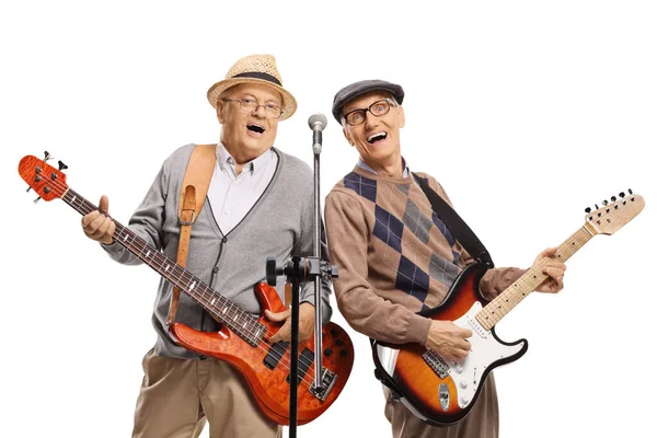 Mayores Tocando Guitarras Cantando Micrófono Aislado Sobre Fondo Blanco —  Fotos de Stock