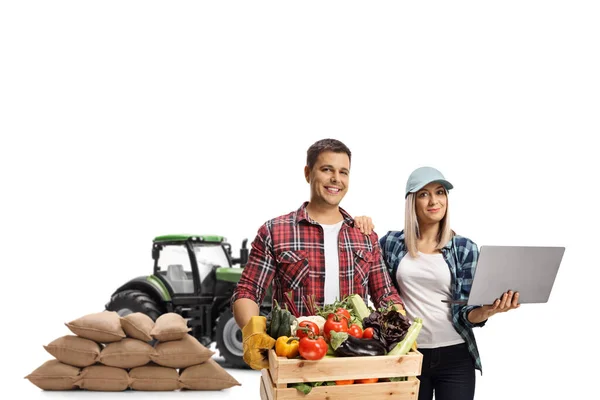 Jeunes Agriculteurs Avec Une Caisse Légumes Ordinateur Portable Debout Devant — Photo