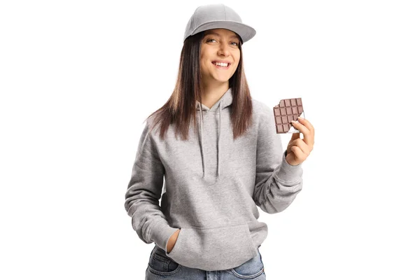 Γυναίκα Έφηβος Κρατώντας Μια Σοκολάτα Και Χαμογελώντας Απομονώνονται Λευκό Φόντο — Φωτογραφία Αρχείου