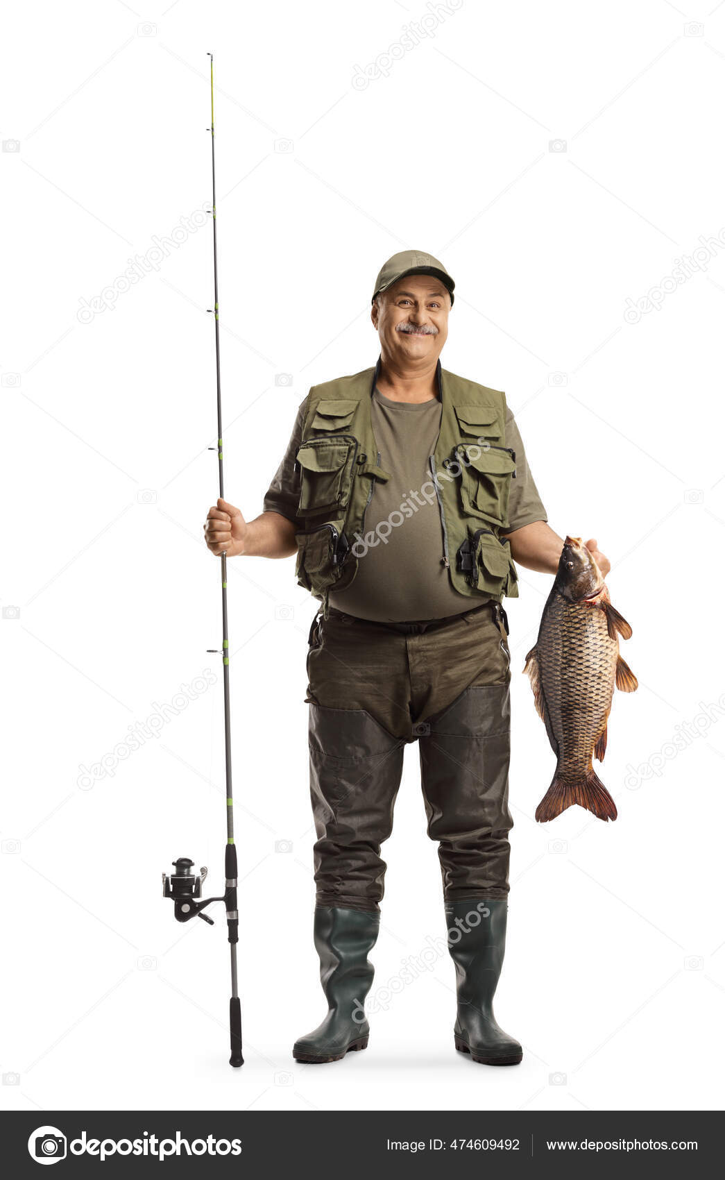 一个穿着制服的快乐渔夫拿着一条大鲤鱼和一根用白色背景隔开的钓竿的全