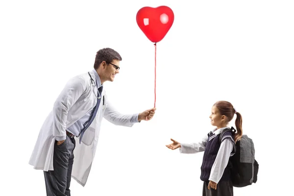 Dokter Cardioloog Geven Een Hart Ballon Naar Een Schoolmeisje Geïsoleerd — Stockfoto