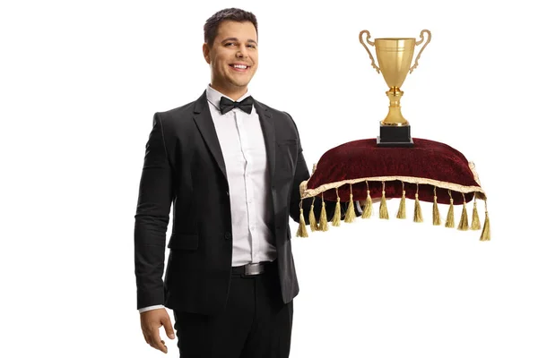 Homme Costume Cravate Tenant Une Coupe Trophée Sur Oreiller Velours — Photo