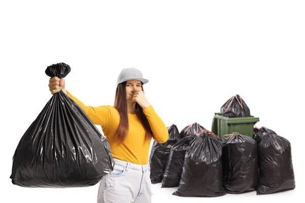 Jovem Fêmea Segurando Saco Lixo Fedorento Frente Uma Caixa Uma — Fotografia de Stock
