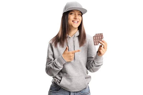 Jonge Vrouwelijke Hipster Met Een Chocoladereep Wijzend Witte Achtergrond — Stockfoto