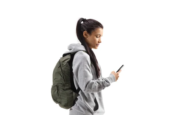 Estudante Com Uma Mochila Andando Olhando Para Telefone Celular Isolado — Fotografia de Stock