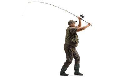 Beyaz arka planda izole edilmiş olta atan bir balıkçının tam boy profil fotoğrafı.