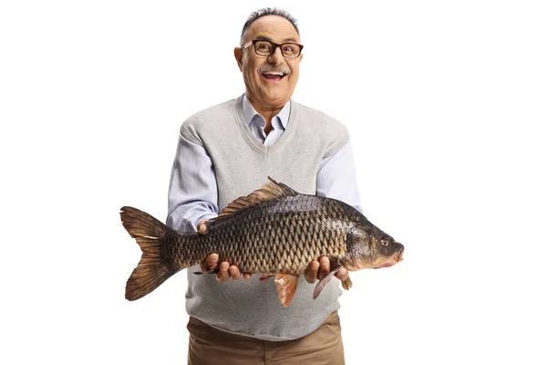 Возбужденный Взрослый Мужчина Держит Большую Карповую Рыбу Белом Фоне — стоковое фото