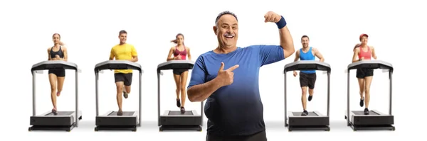 Gammal Man Som Visar Biceps Muskler Med Löpband Och Människor — Stockfoto