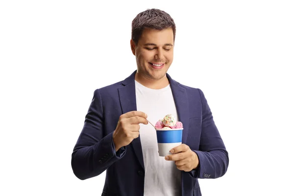 Χαμογελώντας Νεαρός Άνδρας Τρώει Παγωτό Ένα Χάρτινο Κύπελλο Απομονωμένο Λευκό — Φωτογραφία Αρχείου