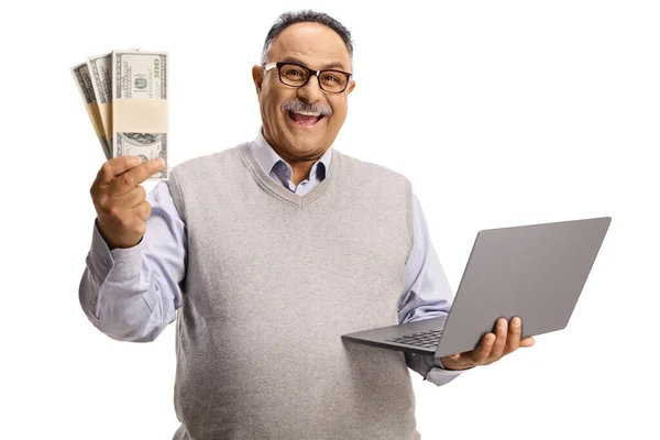 Opgewonden Volwassen Man Met Geld Een Laptop Computer Geïsoleerd Witte — Stockfoto