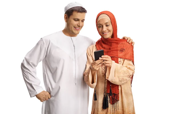 Молодые Мусульмане Мужчина Женщина Помощью Смартфона Изолированы Белом Фоне — стоковое фото