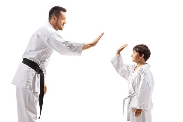 Kind Man Karate Kimonos Gebaren High Five Geïsoleerd Witte Achtergrond — Stockfoto