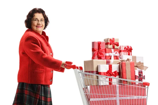 Oma Schiebt Einen Einkaufswagen Mit Geschenken Und Blickt Isoliert Die — Stockfoto