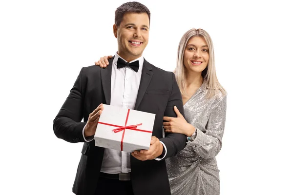 Jongeman Vrouw Elegante Kleding Met Een Geschenkdoos Geïsoleerd Witte Achtergrond — Stockfoto