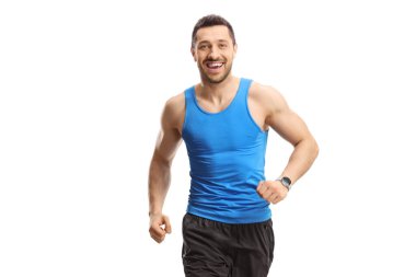 Beyaz arka planda izole edilmiş kameraya doğru koşan gülümseyen adam
