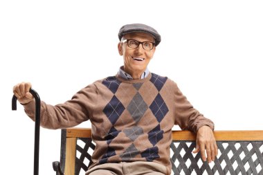 Bastonlu yaşlı bir beyefendi beyaz arka planda soyutlanmış bir bankta oturuyor.