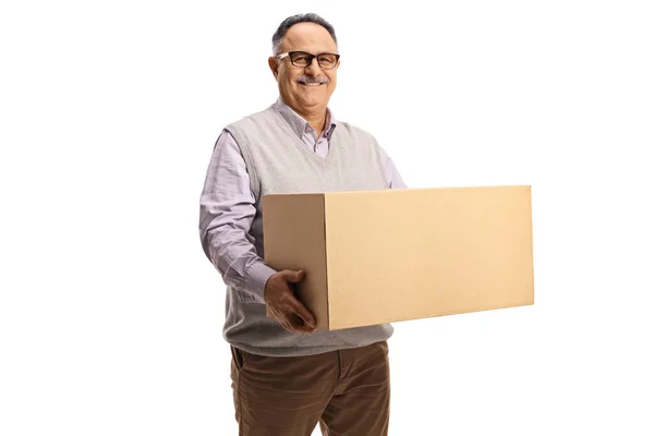 Usmívající Dospělý Muž Drží Lepenkovou Krabici Izolované Bílém Pozadí — Stock fotografie